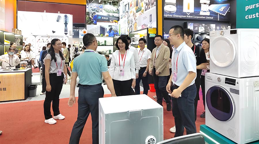 廣交會(huì)迎來大咖！江門市市長(zhǎng)親臨金環(huán)電器展位參觀交流