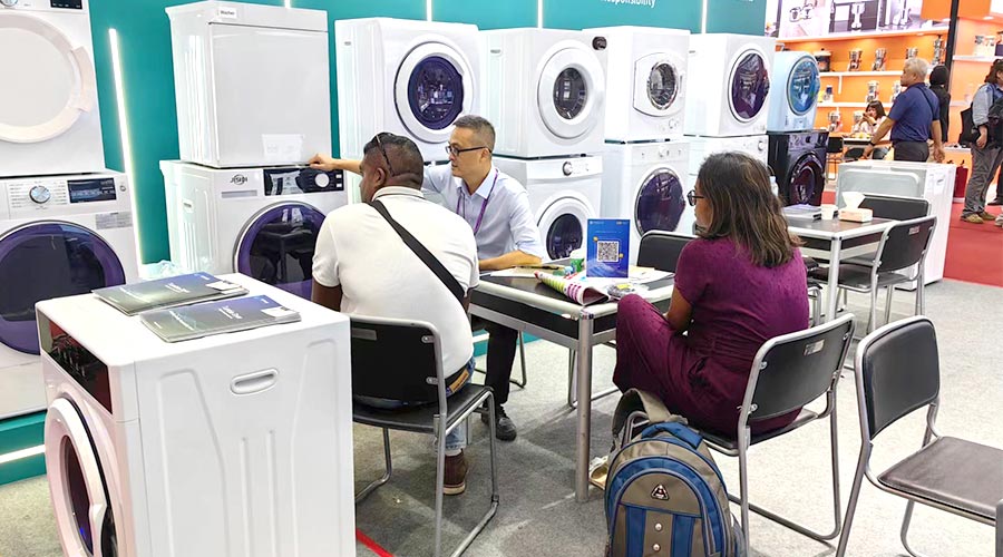 廣交會(huì)參展第一天！金環(huán)電器吸引國(guó)內(nèi)外客戶參觀交流