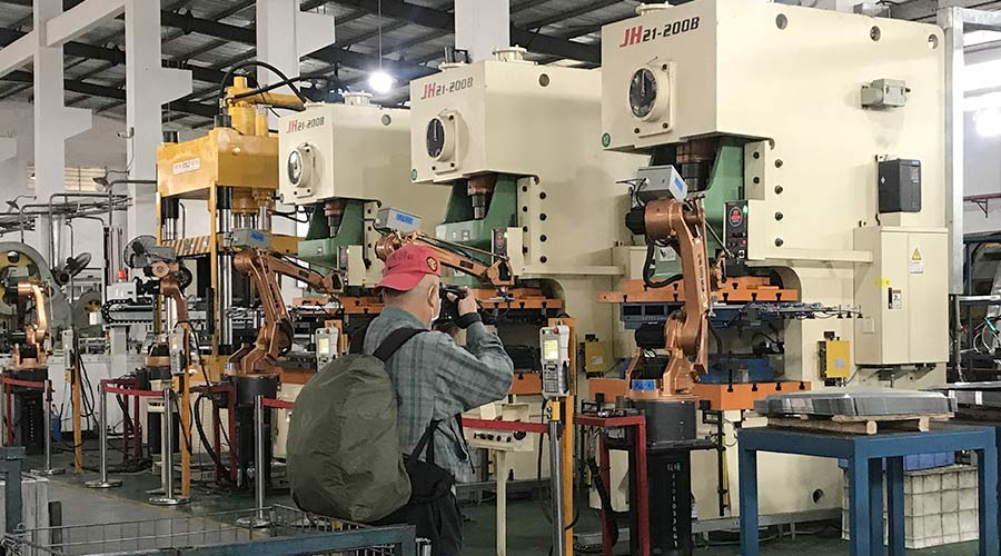 江門市攝影協(xié)會蒞臨金環(huán)電器拍攝交流  用鏡頭見證實力！