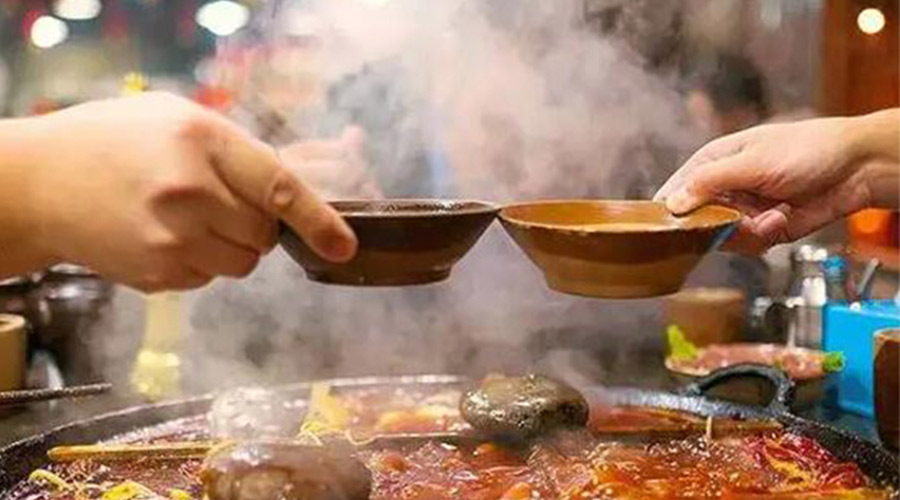 冬天火鍋團建引來一身火鍋味  衣物烘干機化解職場尷尬！